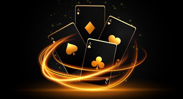 Cartas de póker con un diseño dorado y fondo negro representando el juego online y el rng
