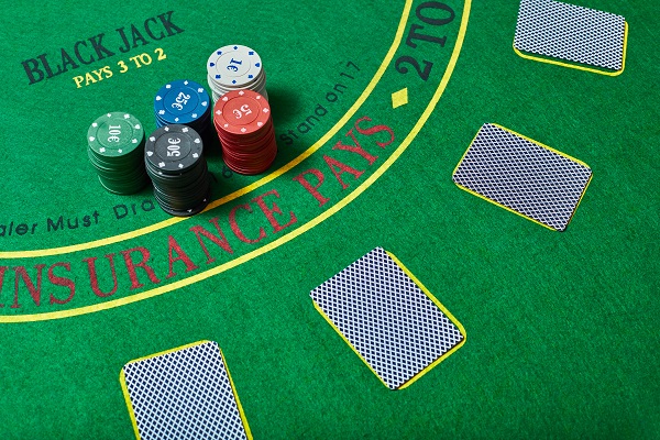 Mesa de Black Jack con cartas bocabajo y fichas