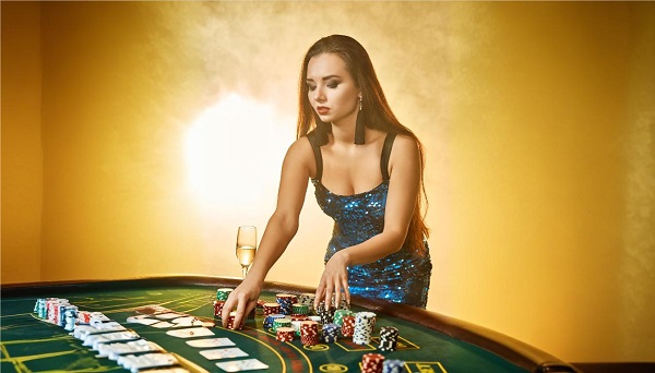 Mujer jugando Baccarat